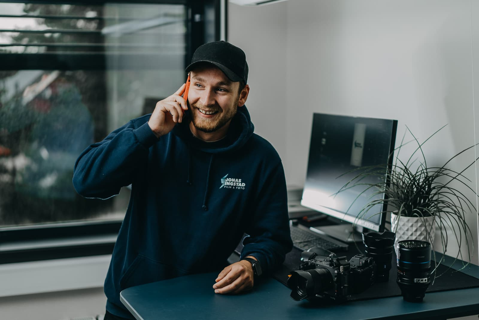 Fotograf Jonas Ingstad på kontoret med kamerautstyr
